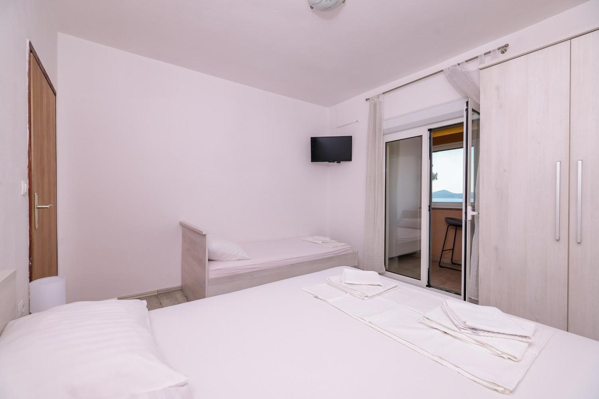 Apartments Becky On A Sandy Beach Without Crowd Sukosan Exterior photo